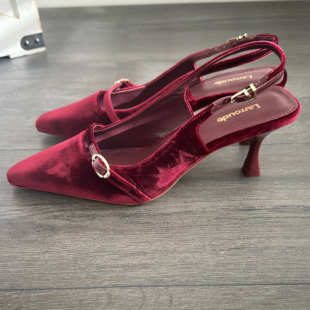 Larroude Ines Pump In Wine Velvet - Picture 6 of 11
